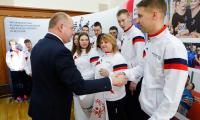 Pokaż zdjęcie: Zawodnicy spotkali się również z Marszałkiem Piotrem Całbeckim