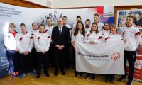 Pokaż zdjęcie: Zawodnicy spotkali się również z Marszałkiem Piotrem Całbeckim