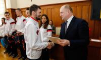 Pokaż zdjęcie: Zawodnicy otrzymali rówież drobne upominki