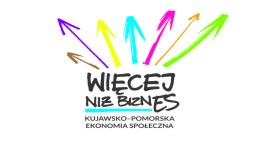 Logo Kujawsko-Pomorskiej Ekonomii Społecznej: kolorowe strzałki, skierowane w górę, pod nimi podpis "WIĘCEJ NIŻ BIZNES", podkręslony niebieską kreską i pod tym nazwa instytucji