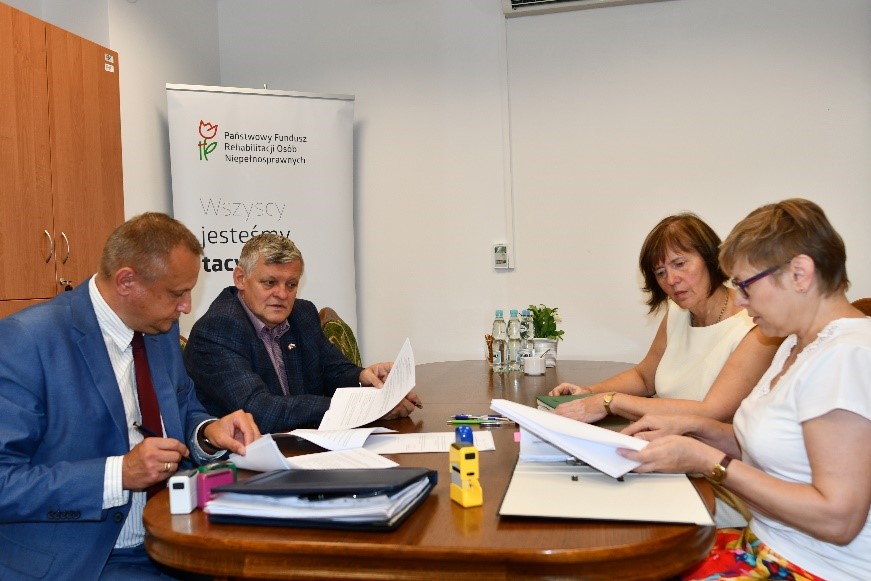 od lewej: Jerzy Żukowski Starosta Powiatu Wyszkowskiego, Leszek Marszal Wicestarosta Powiatu Wyszkowskiego, Liliana Kałczyńska p.o. Dyrektora Oddziału Mazowieckiego, Beata Noceń pracownik Oddziału