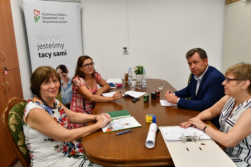 od lewej: Liliana Kałczyńska p.o. Dyrektora Oddziału Mazowieckiego, Elżbieta Wiśniewska Starosta Powiatu Płońskiego, Krzysztof Wrzesiński Wicestarosta Powiatu Płońskiego, Beata Noceń pracownik Oddziału