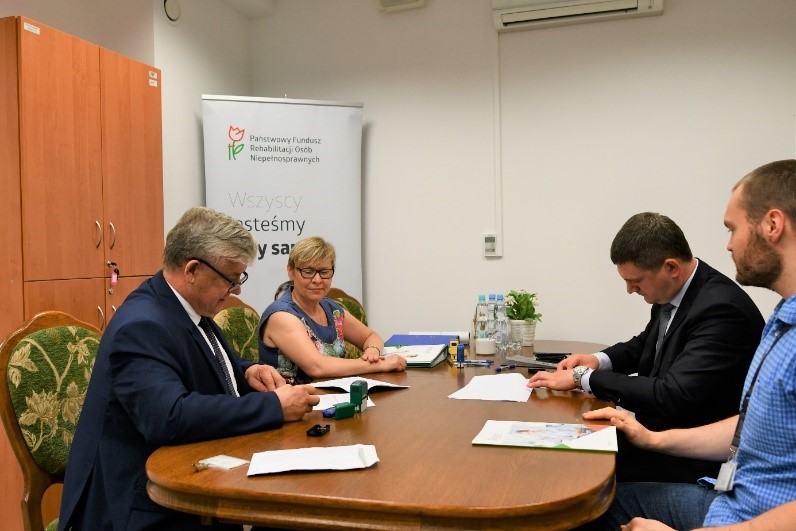 od lewej: Krzysztof Gajewski Zastępca Dyrektora Miejskiego Ośrodka Pomocy Społecznej w Radomiu, Beata Noceń pracownik Oddziału, Wojciech Dusza Kierownik działu Rehabilitacji Osób Niepełnosprawnych MOPS, Marek Miliński pracownik Oddziału