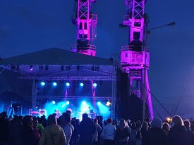 Pokaż zdjęcie: Scena muzyczna w otoczeniu dźwigów portowych