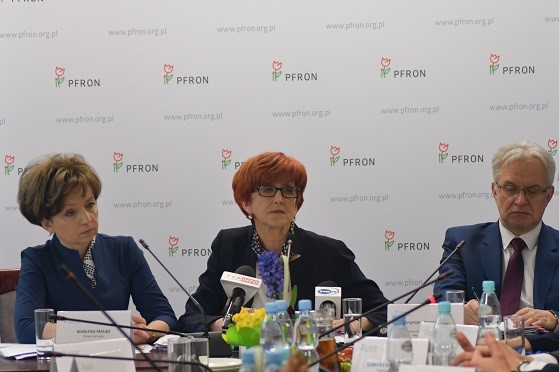 Od lewej. Marlena Maląg, Prezes Zarządu PFRON, Elżbieta Rafalska, Minister Rodziny, Pracy i Polityki Społecznej, Krzysztof Michałkiewicz, Pełnomocnik Rządu ds. Osób Niepełnosprawnych