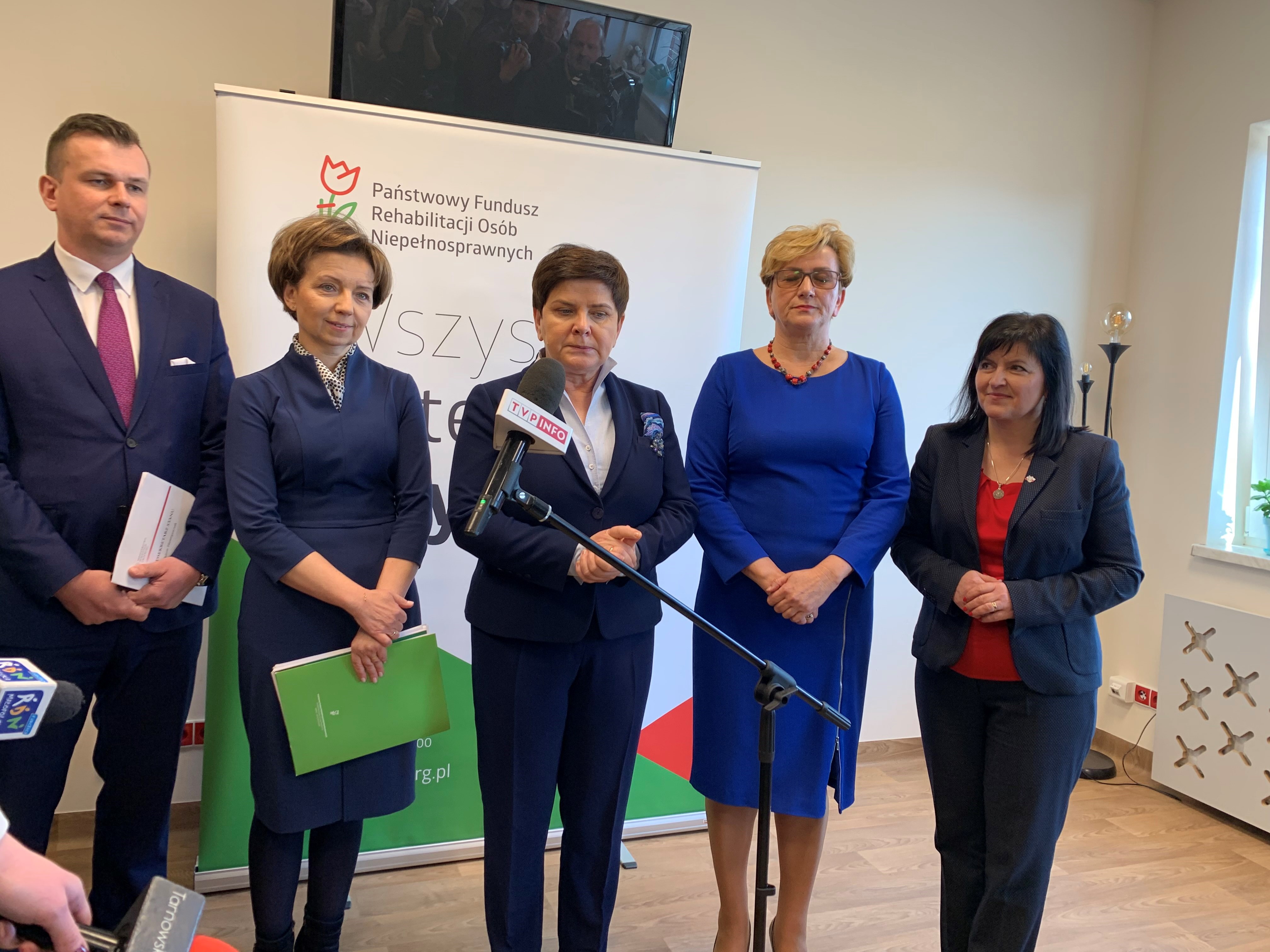 od lewej: Adam Hamryszczak - Podsekretarz Stanu MIiR, Marlena Maląd - Prezes Zarządu PFRON, Beata Szydło - Wiceprezes Rady Ministrów, Józefa Sczurek-Żelazko - Sekretarz Stanu MZ, Urszula Rusecka - Poseł na Sejm RP Brefing prasowy