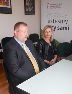 Pokaż zdjęcie: dr Marcin Kopeć – dyrektor Oddziału ZUS w Krakowie oraz Lucyna Biederman – naczelnik Wydziału Organizacji i Analiz