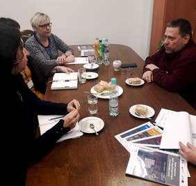 Pokaż zdjęcie: Grupa osób siedząca przy stole