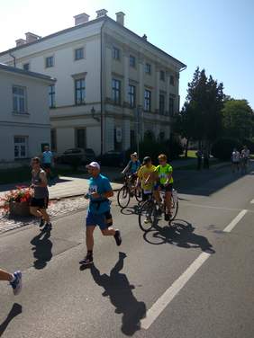 uczestnicy biegu