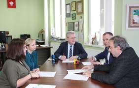 Pokaż zdjęcie: Podpisanie umowy