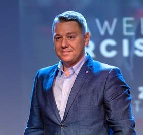 Pokaż zdjęcie: Uśmiechnięty mężczyzna w koszuli i marynarce