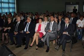 Pokaż zdjęcie: Uczestnicy konferencji w Koninie pt.: „Osoby z niepełnosprawnościami w środowisku lokalnym”