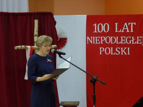 Pokaż zdjęcie: VII Przegląd Pieśni Patriotycznej „Jestem Polakiem” otworzyła siostra Agata Falkowska kierownik WTZ w Szumowie.