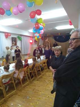 Pokaż zdjęcie: Krzysztof Michałkiewicz Prezes PFRON oraz podopieczne DPS Kiełczewice