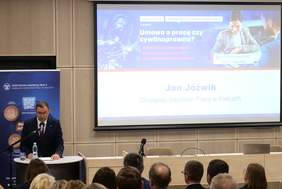 Pokaż zdjęcie: Przemawia Jan Jóźwik Okręgowy Inspektor Pracy w Kielcach