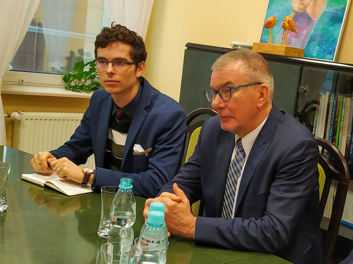 Pokaż zdjęcie: Dwóch mężczyzn siedzi przy stole