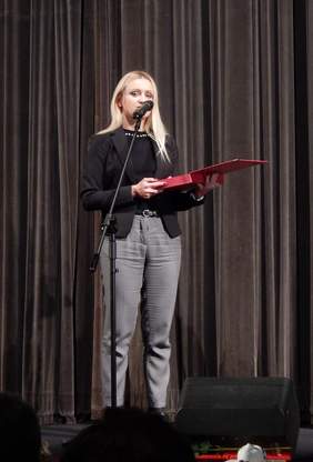 Pokaż zdjęcie: Joanna Kołdras – przedstawiciel Małopolskiego Oddziału PFRON podczas podziękowań dla FON w Podolanach