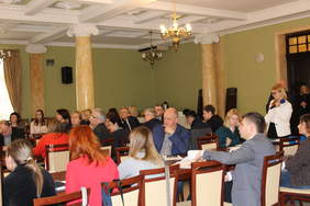 Pokaż zdjęcie: Pytania_uczestnik_w_konferencji.JPG