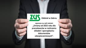 Pokaż zdjęcie: Fragment sylwetki mężczyzny w garniturze, który trzyma w rękach białą kartkę. Na niej logo ZUS i napis Oddział ZUS w Zabrzu zaprasza na cykl szkoleń. Szczegółowe informacje znajdują się w tekście.