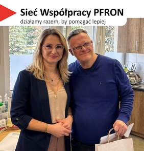 Pokaż zdjęcie: Na górze, na białym tle, widoczny jest czerwony, trójkątny element. Obok znajduje się tekst: 'Sieć Współpracy PFRON', a poniżej napis: 'działamy razem, by pomagać lepiej'. W dolnej części grafiki zdjęcie dwóch dorosłych osób: kobiety i mężczyzny. Po lewej stoi kobieta z długimi blond włosami, w okularach. Po prawej mężczyzna z krótkimi włosami, również w okularach, trzymający w ręku torbę.