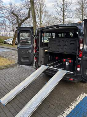 Pokaż zdjęcie: Widoczna rampa do wjazdu wózkiem na tył busa