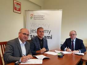 Pokaż zdjęcie: Starosta  skarżyski Artur Berus i członek zarządu powiatu Cezary Błach podpisują umowę 