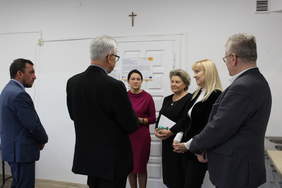 Pokaż zdjęcie: Krzysztof Michłakiewicz Prezes PFRON, Jerzy Dębski Dyrektor Oddziału Lubelskiego PFRON, Jacek Figarski Dyrektor PCPR oraz przedstawiciele DPS w Matczynie