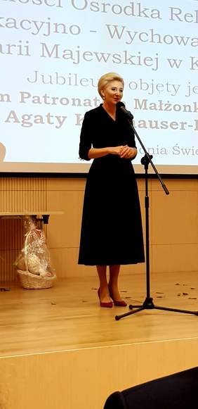 Pokaż zdjęcie: Pierwsza dama przemawia