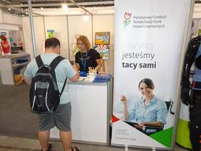 Pokaż zdjęcie: stoisko informacyjne PFRON obsługiwane przez pracowników Oddziału Łódzkiego