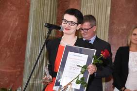 Pokaż zdjęcie: Karolina Kasprzak ze statuetką „Lodołamacza” w kategorii „Dziennikarz bez barier"
