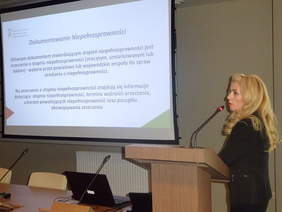 Pokaż zdjęcie: Agnieszka Matałowska- ekspert Oddziału Świętokrzyskiego PFRON prowadzi prezentację