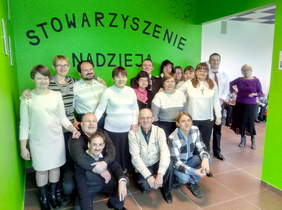 Podopieczni stwoarzyszenia Nadzieja z Rudy Śląskiej podczas otwarcia nowej siedziby 