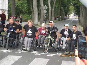 Pokaż zdjęcie: Uczestnicy Biegu w kategorii wózków aktywnych i handbike'ów