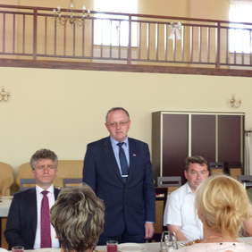 Pokaż zdjęcie: Dyrektor Oddziału Świętokrzyskiego PFRON pan Andrzej Michalski podczas przemówienia