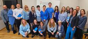 Pokaż zdjęcie: Grupa osób ubrana na niebiesko - pracownicy Małopolskiego Oddziału PFRON