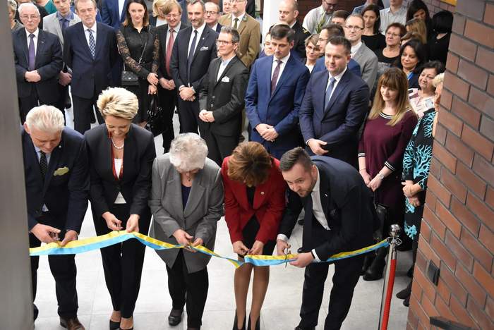 Pokaż zdjęcie: Uroczyste przecięcie wstęgi