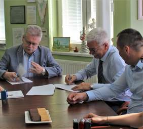 Pokaż zdjęcie: Dyrektor Oddziału Lubelskiego PFRON Jerzy Dębski, Starosta Zamojski Stanisław Grześko, Wicestarosta Witold Marucha w trakcie podpisywania umowy