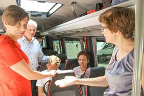 Pokaż zdjęcie: Uroczystość przekazania autobusu z dofinansowaniem PFRON dla uczniów Zespołu Szkół Specjalnych we Wrześni