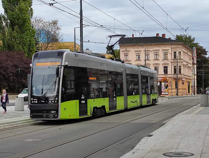 Pokaż zdjęcie: Gorzowski tramwaj w kolorze zielonym na jednej z ulic miasta