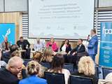 Panel dyskusyjny podczas Zachodniopomorskiego Forum Integracji i Innowacji Społecznych „Dostępność, Aktywność, Włączenie”, które odbyło się 15–16 października 2026 r. w Dźwirzynie. Paneliści siedzą na scenie, a prowadzący z mikrofonem zwraca się do uczestników zgromadzonych na sali. W tle widoczne są ekran z nazwą wydarzenia i banery organizatorów.