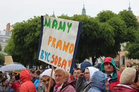 Uczestnicy obchodów Dnia Godności Osób Niepełnosprawnych w Przemyślu