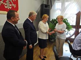 Pokaż zdjęcie: Przekazanie promes przedstawicielom szkół podstawowych z powiatu nowosądeckiego