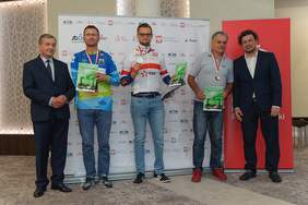 Pokaż zdjęcie: Łukasz Szeliga prezes PZSN "Start" i PKPar (pierwszy od prawej) oraz Jan Wroński Dyrektor Oddziału Śląskiego PFRON (pierwszy od lewej) wraz z nagrodzonymi