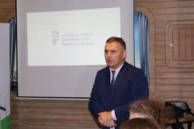 Pokaż zdjęcie: Dytektor Oddziału Pomorskiego - Dariusz Majorek - wita zebranych Samorządowców.