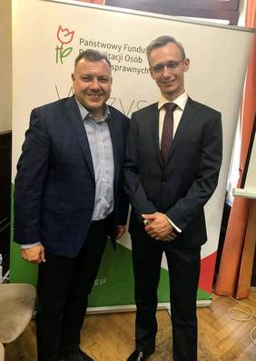 Pokaż zdjęcie: od lewej: Adam Stromidło – prezes Małopolskiego Oddziału PZG oraz Patryk Bufnal – niedosłyszący pracownik Małopolskiego Oddziału PFRON