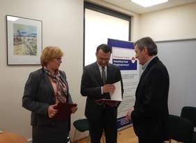 Pokaż zdjęcie: od lewej: Marta Mordarska - Dyrektor Oddziału Małopolskiego PFRON, Wojciech Pałka – Wicestarosta Krakowski, prof. dr hab. Stanisław Mazur - Dziekan Wydziału Biotechnologii i Ogrodnictwa