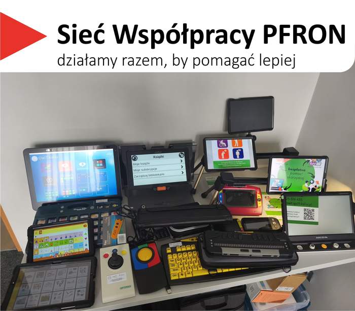 Pokaż zdjęcie: W górnej części zdjęcia znajduje się logo z tekstem: „Sieć Współpracy PFRON działamy razem, by pomagać lepiej”. Poniżej, na białym stole, ułożono sprzęt wspomagający dla osób z niepełnosprawnościami. W głębi stoją tablety i monitory wyświetlające system operacyjny, okna tekstowe oraz kolorowe symbole komunikacyjne. Na pierwszym planie leżą specjalistyczne urządzenia: klawiatura z dużymi przyciskami, komunikator z żółtym tłem, panel z czarną podstawą i żółtą klawiaturą oraz podłużna linijka brajlowska.