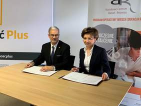 Minister Jerzy Kwieciński  i Prezes PFRON - Marlena Maląg 
