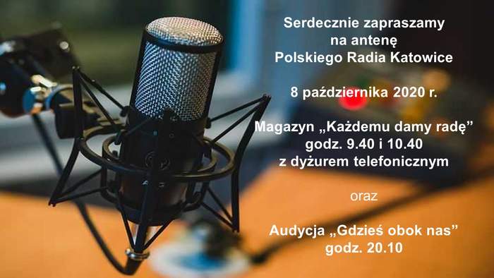 Pokaż zdjęcie: Na pierwszym planie jest srebrny mikrofon w czarnym uchwycie, w tle rozmyte wnętrze studia nagrań. Napis na plakacie jest zamieszony w treści komunikatu.