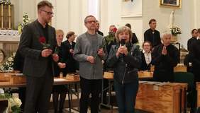 Pokaż zdjęcie: Przewodnicząca Koła PSONI w Szczecinie Barbara Jaskierska wraz z dyrygentami orkiestry GAMELAN